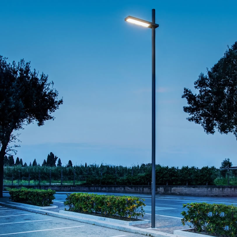 Avenue pole top luminaire