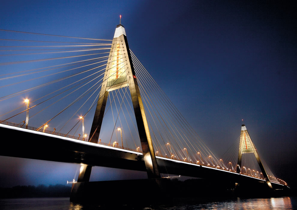 Megyeri Bridge, Budapest - Hungary © BE LIGHT KFT.